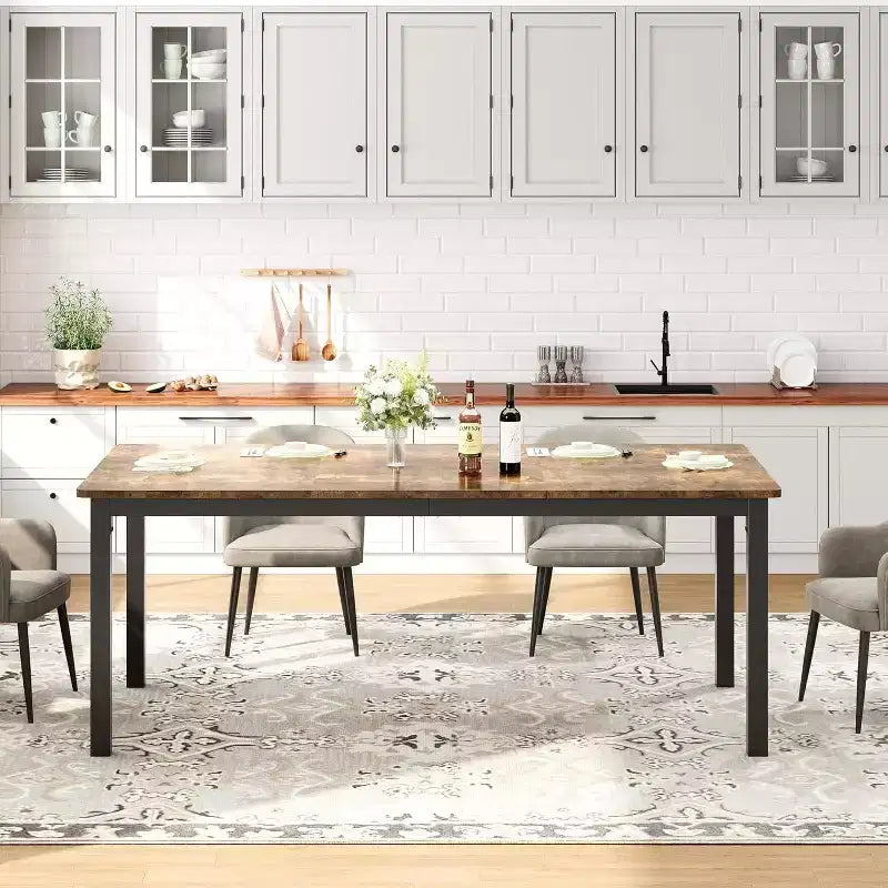 Table de salle à manger rectangulaire avec plateau en bois et pieds en métal, idéale comme table de cuisine