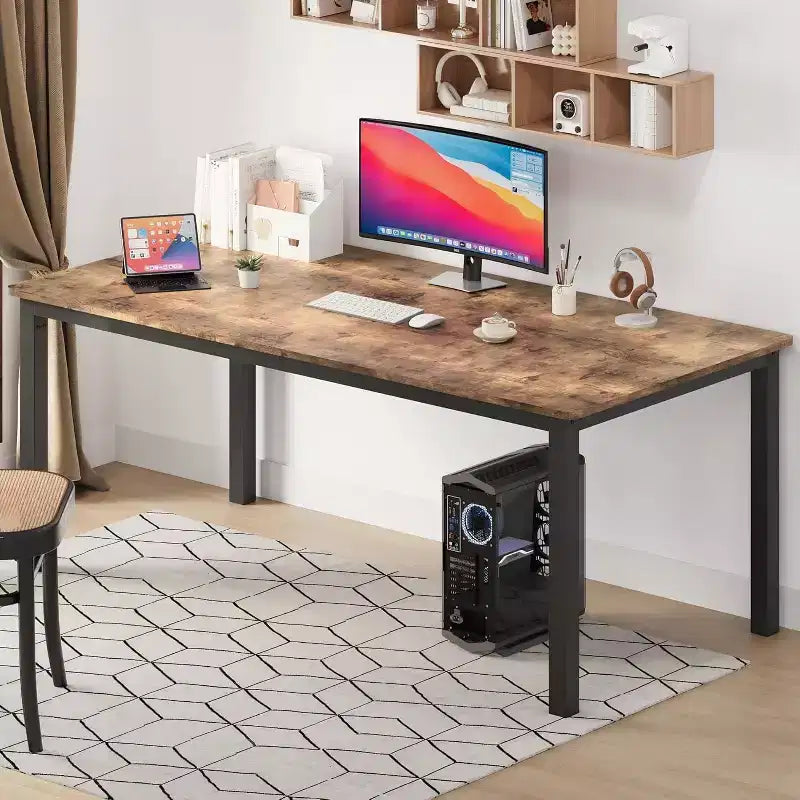 Table de salle à manger rectangulaire avec plateau en bois et pieds en métal, idéale comme table de cuisine